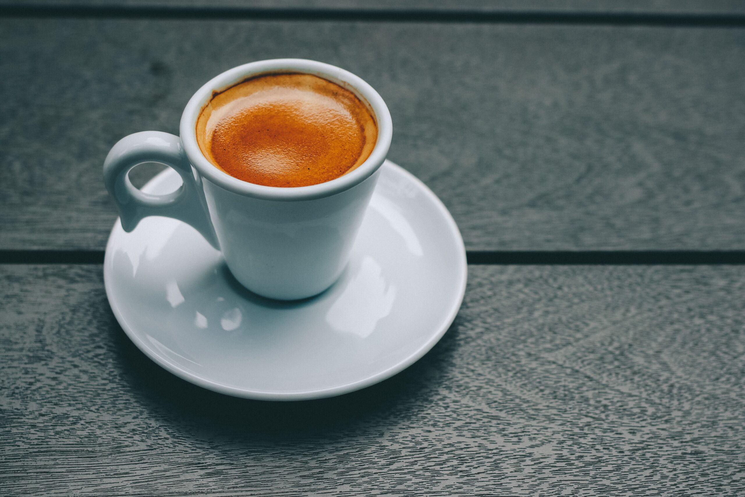 Lee más sobre el artículo Cómo preparar un expreso perfecto con una cafetera: todos los trucos y consejos